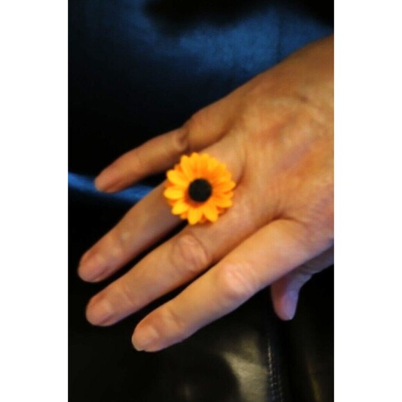 CUTE Thick Plastic Yellow Sunflower flower Ring Size 7.5 - Picture 2 of 4